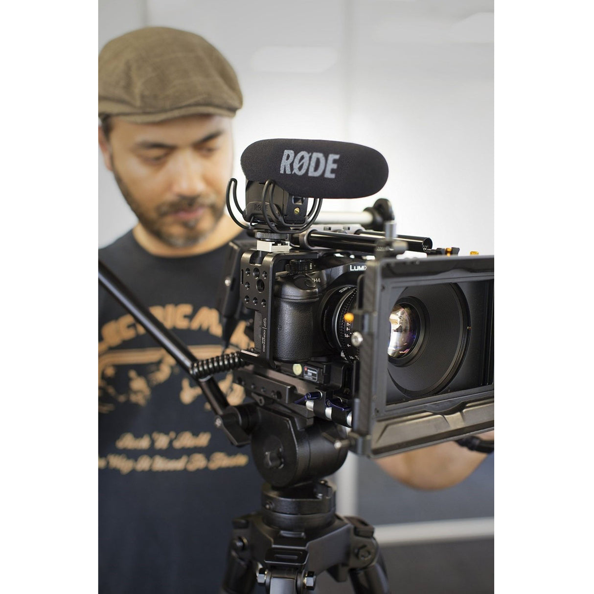 Rode VMPR VideoMic Pro R with Rycote Lyre Shockmount, Black